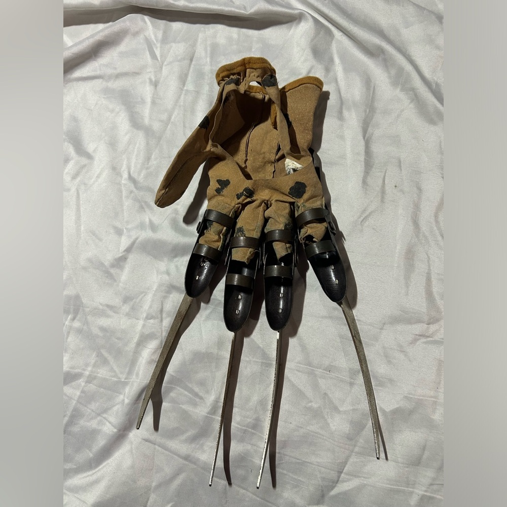 REAL METAL Freddy Krueger Claw - Picture 5 of 6